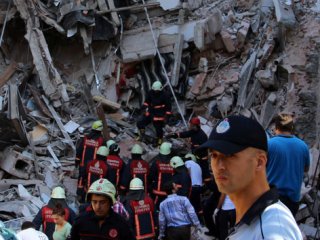 5 katlı bina çöktü! 1 işçi hayatını kaybetti