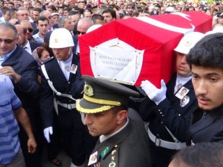 Şehit polis tekbirlerle uğurlandı