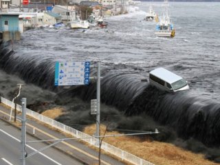 8.3'lük Deprem ve Ardından 4,5 Metrelik Tsunami