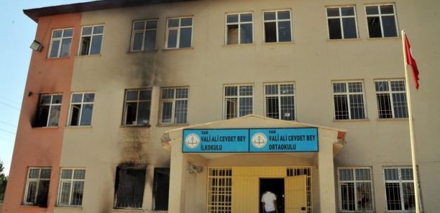 PKK'lı Teröristler Okulu Yaktı!