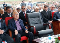 Siyah deri koltuğa oturmadı