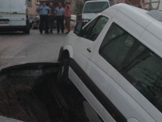 Kağıthane'de Yol Çöktü
