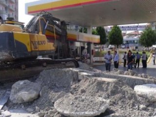 Kiracısına Kızan CHP'li Vekil Ekskavatörle Geldi