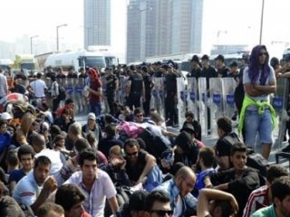 Edirne’ye Yürüyen Mültecilere Polis Engeli