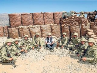 Sırt Sırta Uyku, Omuz Omuza Gözetleme