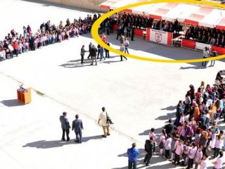 Protokol Gölgede Öğrenciler Güneşin Altında