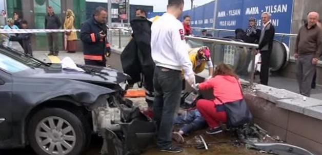 Otomobil Metro İstasyonuna Daldı!