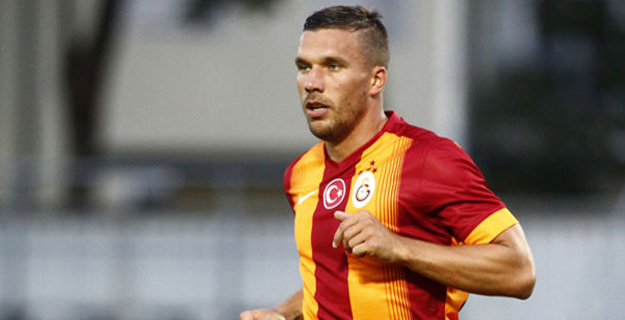 Podolski Parasını Çıkardı!