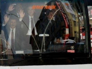 AK Parti Seçim Otobüsüne Saldırı!