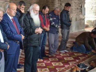Başpiskopos Cuma Namazı Kıldı