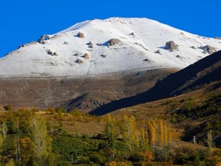 Esence Dağı'na Mevsimin İlk Karı Yağdı