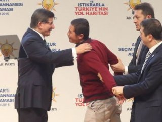 Sahneye Çıkıp Davutoğlu'na Sarıldı