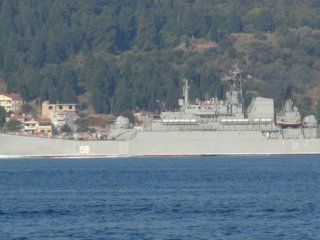 Rus savaş gemisi Çanakkale Boğazı'ndan geçti