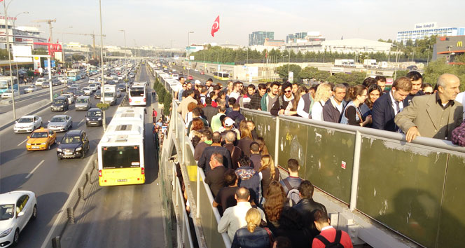 Metrobüs Durağında İnsan Seli