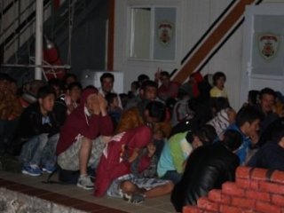Mültecilere Maskeli Saldırgan Şoku!