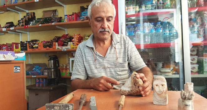 Bakkal Dükkanında Küçük Heykeller Yapıyor