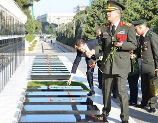 Akar, Aliyev’in Mezarını Ziyaret Etti