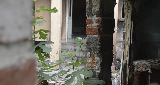 Metruk Binalar Batakhaneye Döndü