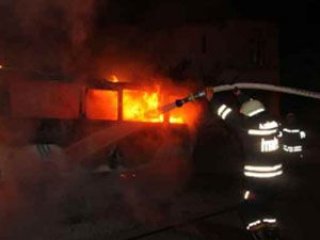 Park Halindeki Minibüs Alev Alev Yandı