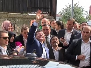 Başbakan Davutoğlu'ndan Okuduğu İlkokula Ziyaret!