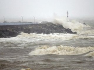 Karadeniz'de Dev Dalgalar Korkuttu
