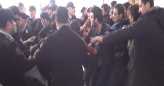 Üniversitede Afiş Kavgası