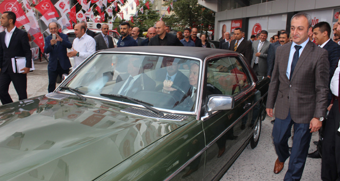 Klasik Arabasıyla Geldi