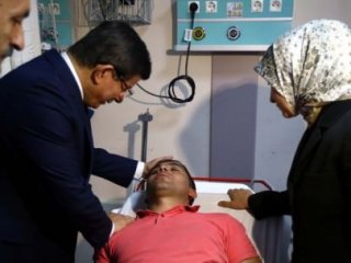 Davutoğlu yaralıları ziyaret etti