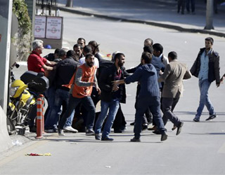 Patlama Alanında Küfreden Adama Dayak