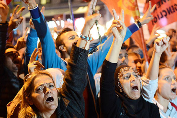 Taksim’de Ankara Saldırısı Protesto Edildi