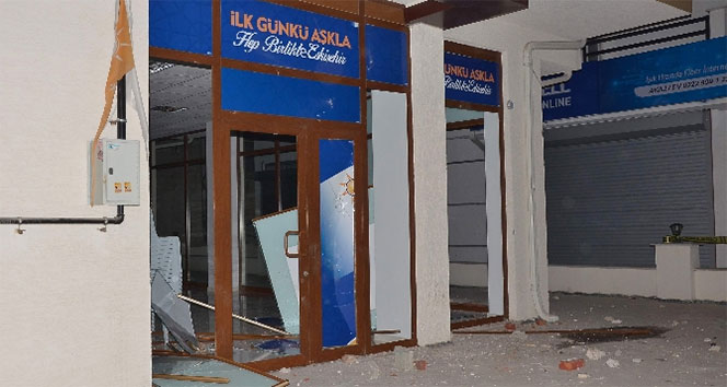 AK Parti Afişlerinin Olduğu Dükkana Saldırı