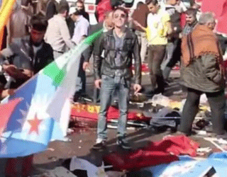 Cesetlerin Arasında Gülerek Poz Verdi!