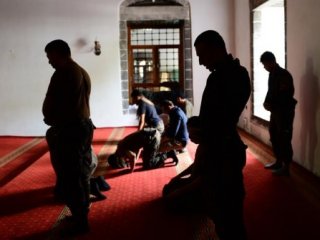 Teröristlerden temizledikleri camide namaz