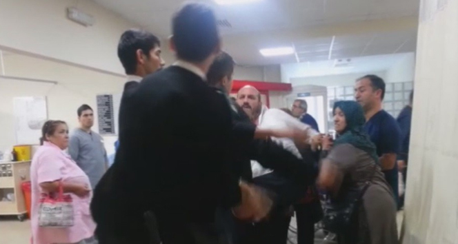 Acil Serviste Tekmeler Havada Uçuştu