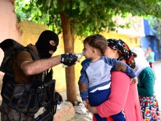 Diyarbakır'da Polis Vatandaşa Ekmek Dağıttı