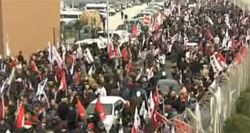 Salona girmeye çalışanlar Jandarma'ya saldırdı