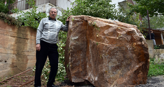 Yamaçtan Yuvarlanan Kayalar Korkutuyor