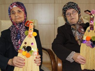 Çevreci Ninelere Aynalı Süpürgeli Teşekkür