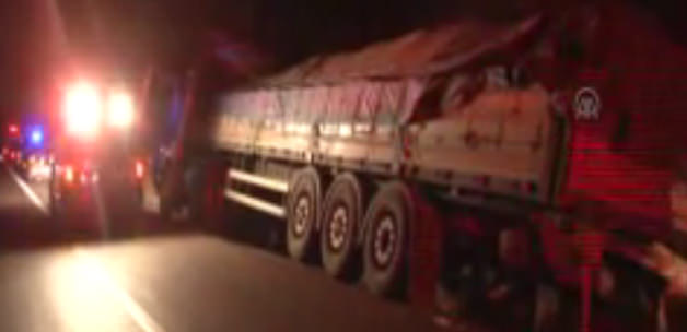 Yolcu Otobüsü Tıra Çarptı