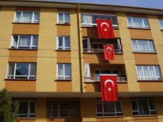 Şehit Yarbayın Evine Ateş Düştü