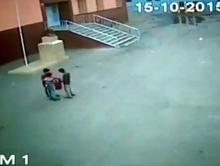 Çocukların Yere Düşen Türk Bayrağına Saygısı