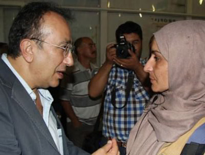 Başörtülü Gazeteciye Canlı Bomba Muamelesi