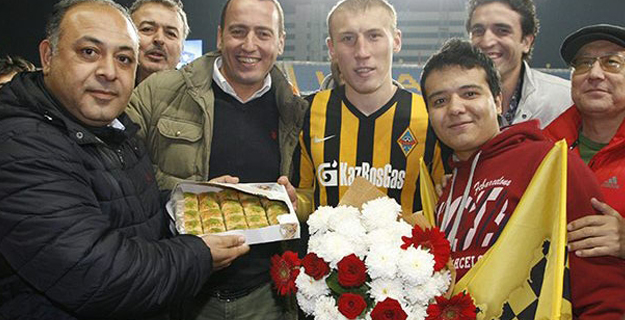 Kazak Futbolcuya Baklavalı Teşekkür
