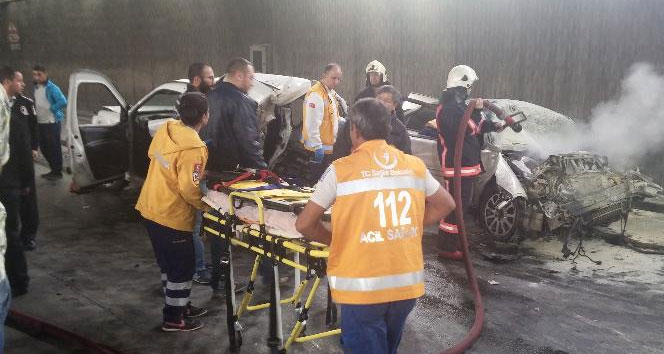 Kazada Sıkıştıkları Araç Alev Aldı