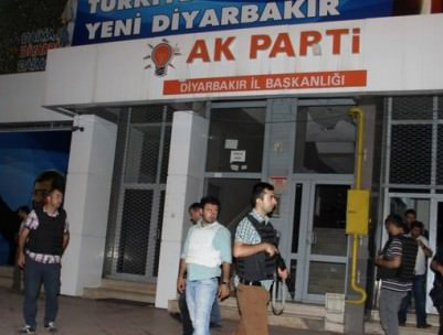 Teröristlerden AK Parti İl Başkanlığına Saldırı!