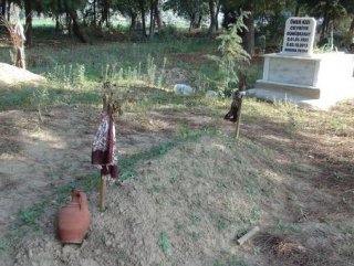 Çocukluk Aşkının Mezarını Açıp...