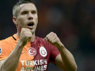 Lukas Podolski Tarihe Geçti
