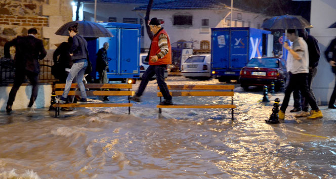 Şiddetli Yağış Yolları Göle Çevirdi