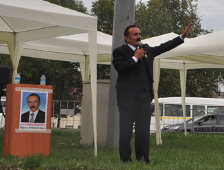 Koca Meydanda Tek Kişilik Miting