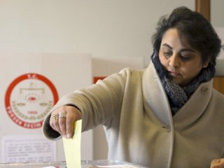 İtalya'da Oy Verme İşlemi Başladı